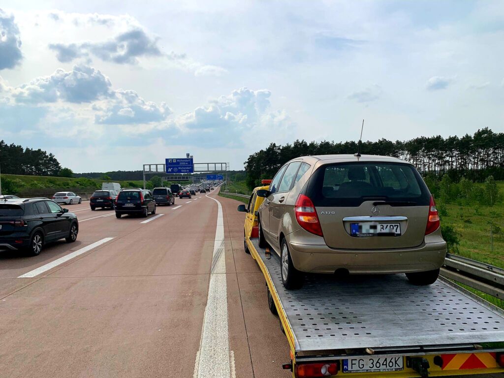 Laweta w Chodzieży transportująca uszkodzony pojazd po awarii na drodze. Sprawna i szybka pomoc drogowa.