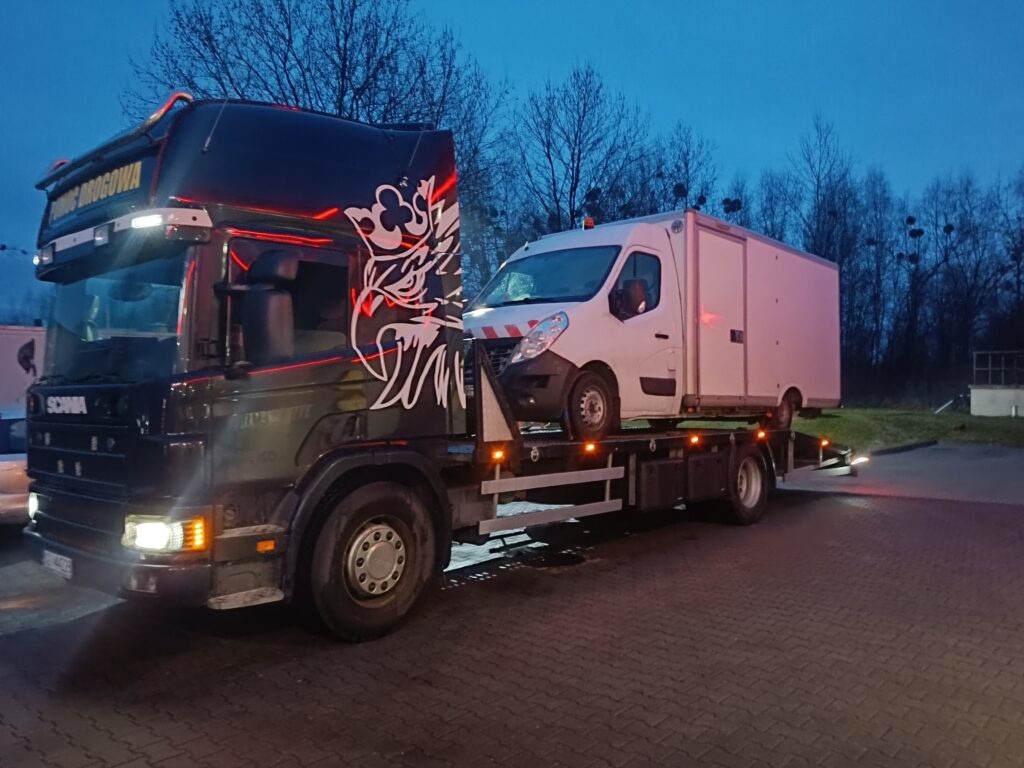 Zdjęcie przedstawia działania pomoc drogową Chodzież: holowanie pojazdu i świadczenie usług naprawczych na miejscu. Dowiedz się więcej o naszych usługach!